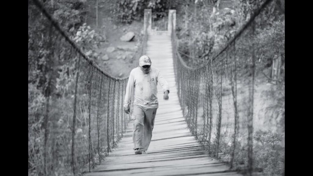 Actor Abel Ángel Pérez cruzando un puente en La Reserva.