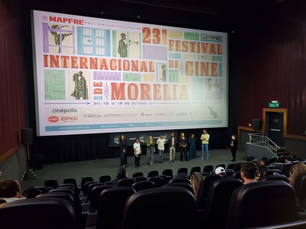 El equipo de La Reserva dando una charla.