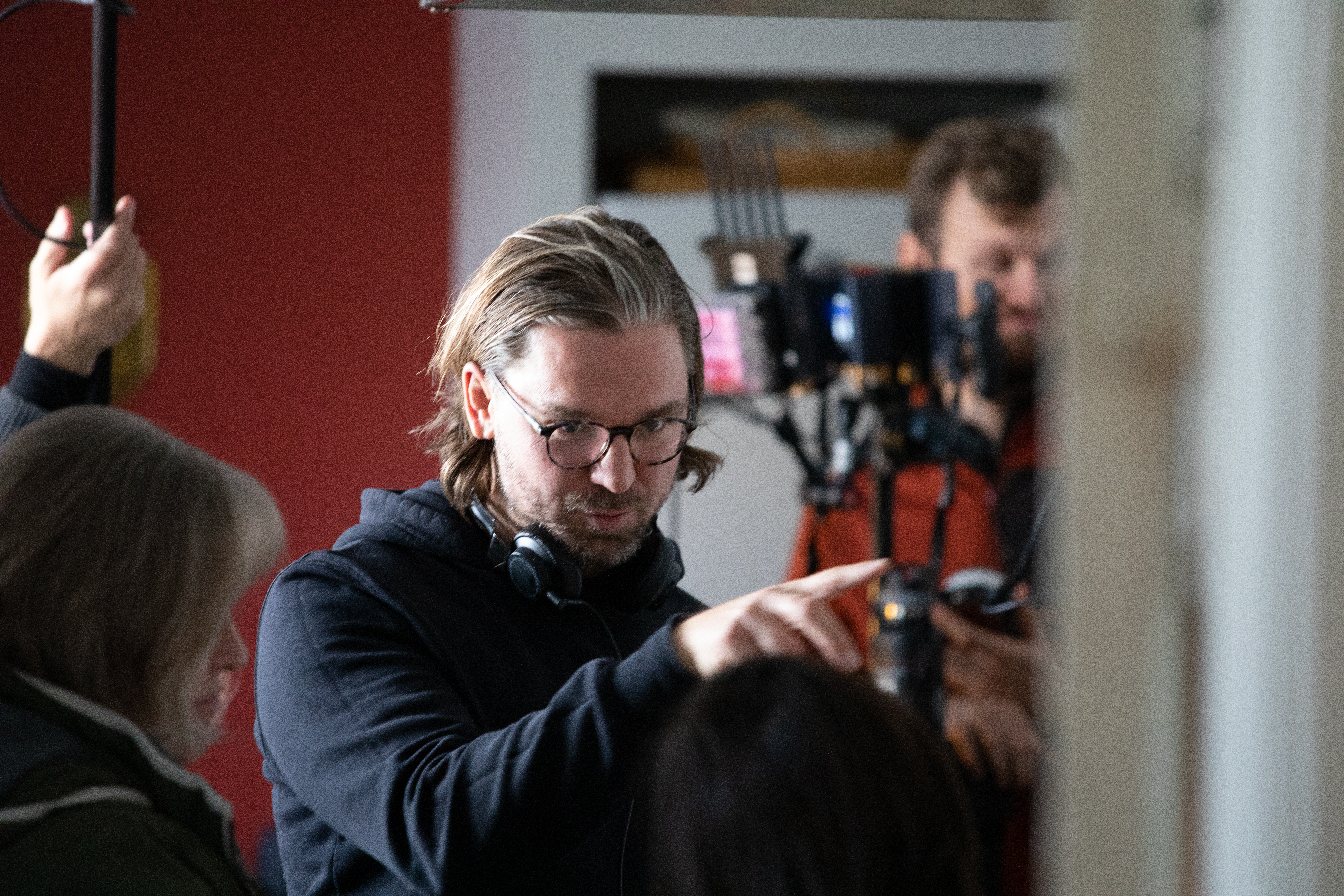 Ola Martin Fjeld dirigiendo una producción cinematográfica