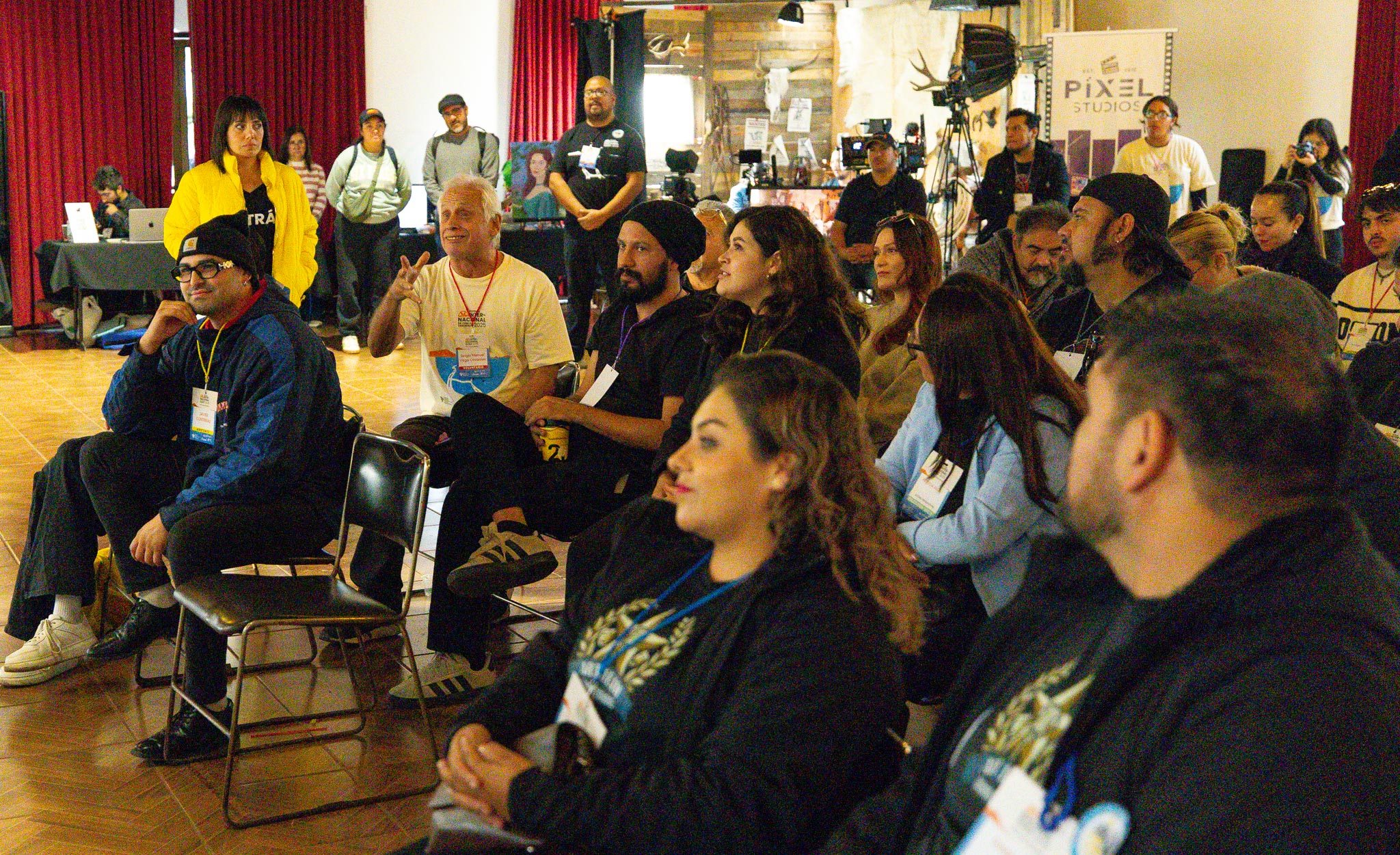Un miembro del publico preguntando a Ola Martin Fjeld durante su charla en el Festival Internacional de Cine en Ensenada