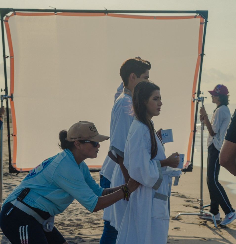Using a silk screen for light shaping on the beach